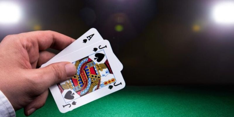Người chơi tập luyện với blackjack miễn phí